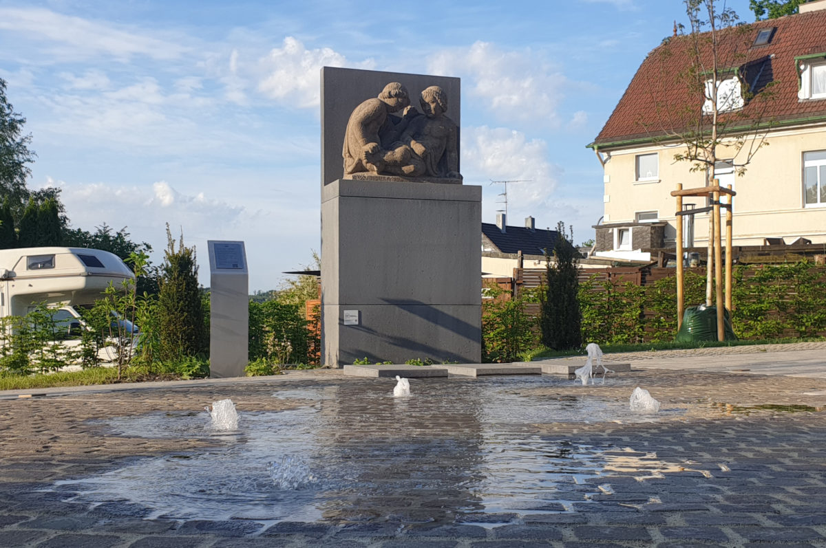 Das Wasserspiel mit dem Badepärchen und der info-Stele. Foto: Sascha von Gerishem