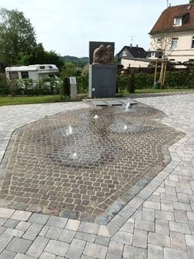 Heimat-Fonds Maßnahme Erinnerungskultur und Wasserspiel innerhalb des Rathausumfeldes Lüttringhausen. Foto: Stadt Remscheid