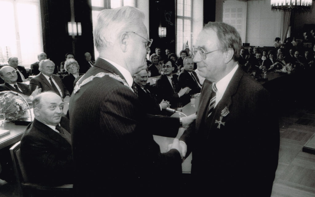 Richard von Wizsäcker verleiht Peter Harnischmacher das Bundesverdienstkreuz.